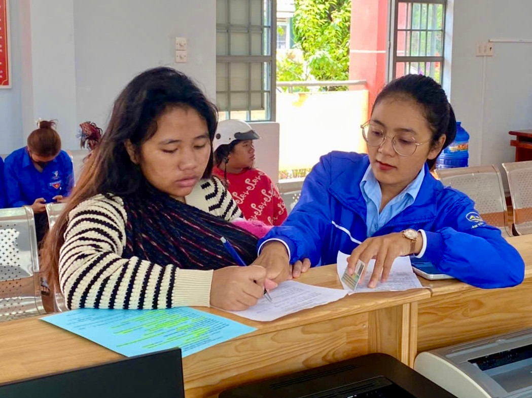 Hưởng ứng hỗ trợ vận hành chính quyền 2 cấp, chỉ trong sáu ngày đầu ra quân (từ ngày 1-6/7), thanh niên tình nguyện toàn tỉnh Lâm Đồng đã hỗ trợ hơn 24.750 lượt người dân tại bộ phận Một cửa