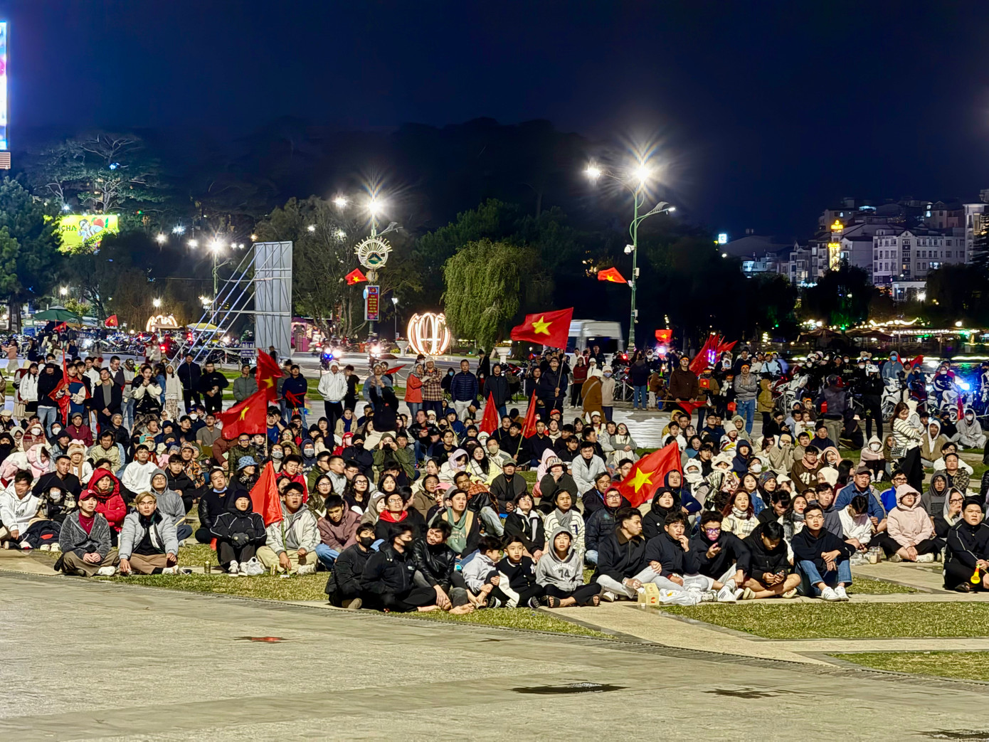 Các bạn trẻ mang theo cờ Tổ quốc sẵn sàng "đi bão" sau trận đấu.