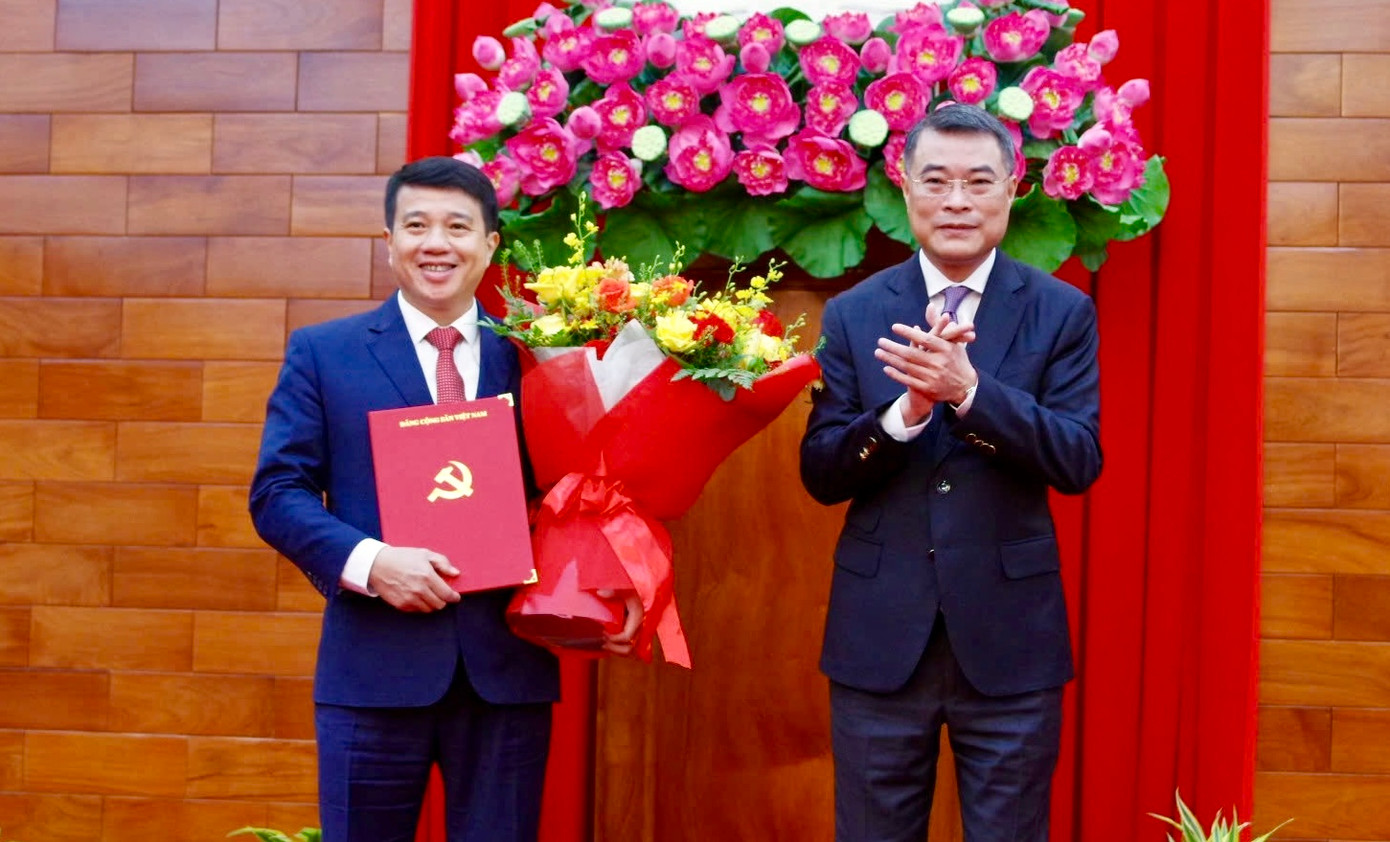 Trưởng Ban Tổ chức Trung ương Lê Minh Hưng trao Quyết định cho tân Bí thư Tỉnh uỷ Lâm Đồng Y Thanh Hà Niê K'đăm. Trưởng Ban Tổ chức Trung ương Lê Minh Hưng trao Quyết định cho tân Bí thư Tỉnh uỷ Lâm Đồng Y Thanh Hà Niê K'đăm.