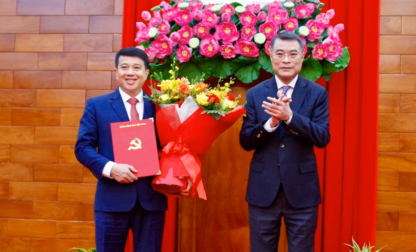 Trưởng Ban Tổ chức Trung ương Lê Minh Hưng trao Quyết định cho tân Bí thư Tỉnh uỷ Lâm Đồng Y Thanh Hà Niê K'đăm.