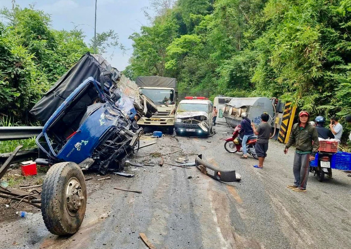 Các phương tiện hư hỏng sau va chạm.