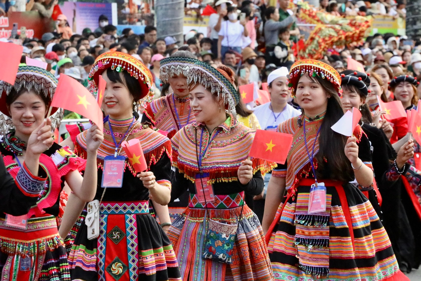 Lung linh sắc màu các bộ trang phục dân tộc.