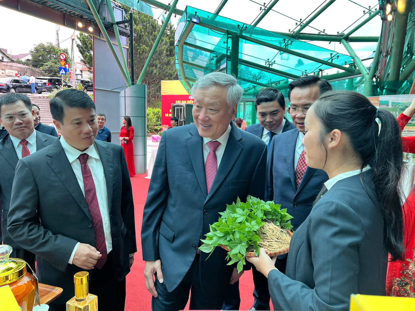 Ủy viên Bộ Chính trị, Phó Thủ tướng Thường trực Chính phủ Nguyễn Hòa Bình tham dự lễ công bố ở Lâm Đồng. Ảnh: Thái Lâm. Ủy viên Bộ Chính trị, Phó Thủ tướng Thường trực Chính phủ Nguyễn Hòa Bình tham dự lễ công bố ở Lâm Đồng. Ảnh: Thái Lâm.