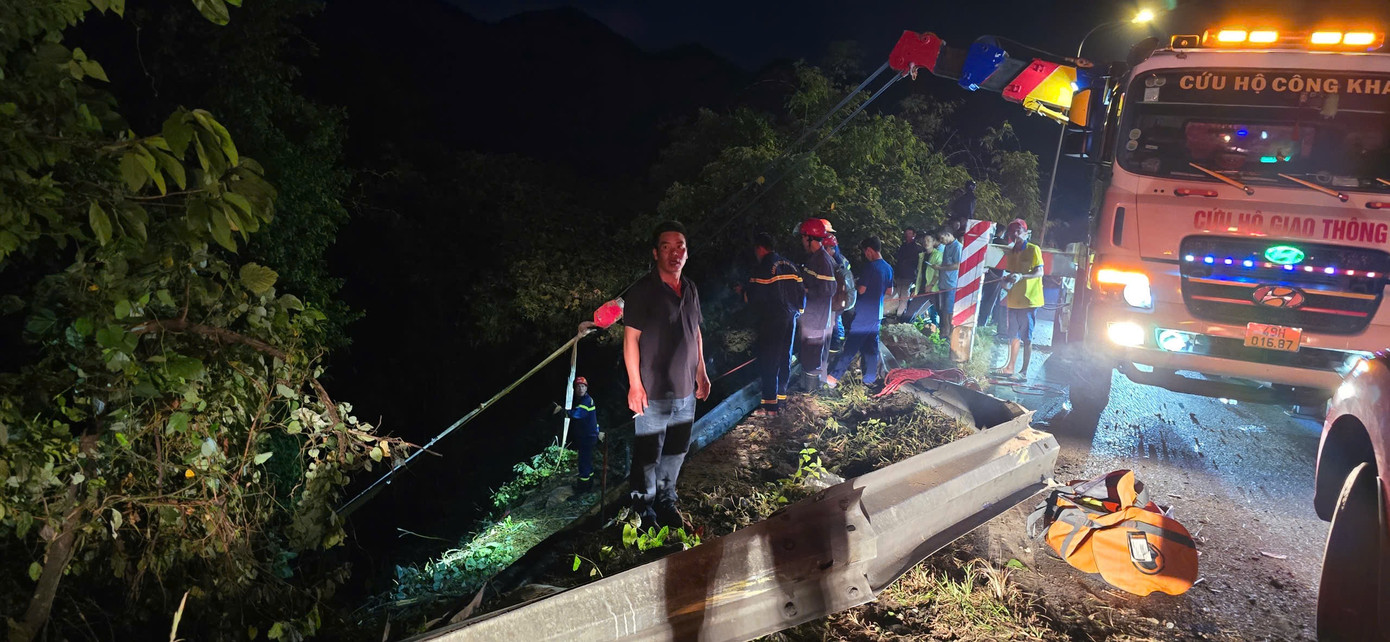 Đến 2h ngày 31/3, lực lượng chức năng đã đưa xe khách lên khỏi vực sâu.