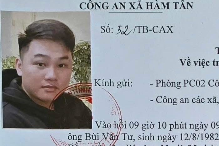 Lúc rời khỏi nhà, Toàn mặc áo khoác màu đen, quần tây đen.