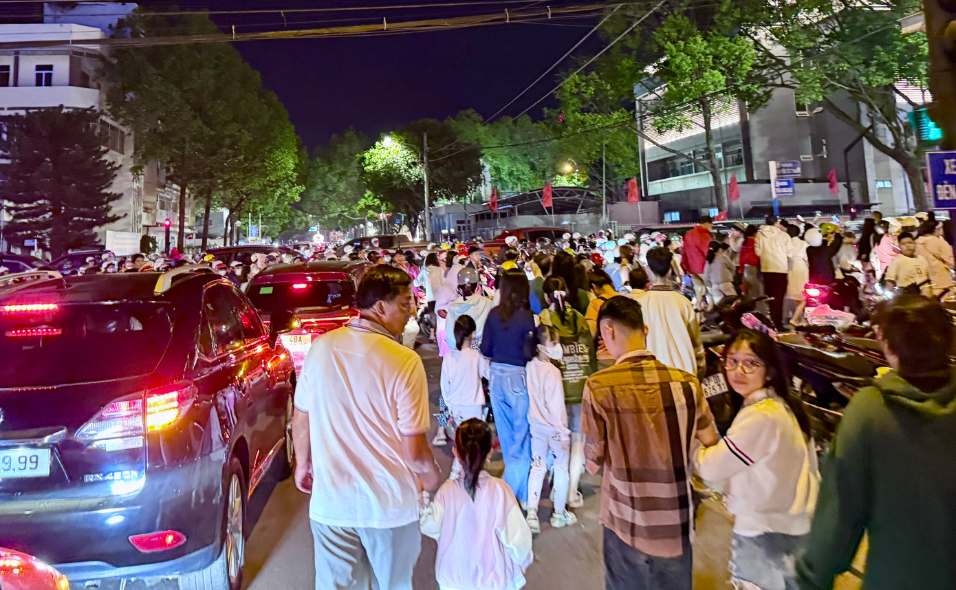 Dòng người đổ xuống đường khiến các phương tiện tại nút giao Trần Hưng Đạo - Nguyễn Tất Thành không thể di chuyển. Dòng người đổ xuống đường khiến các phương tiện tại nút giao Trần Hưng Đạo - Nguyễn Tất Thành không thể di chuyển.