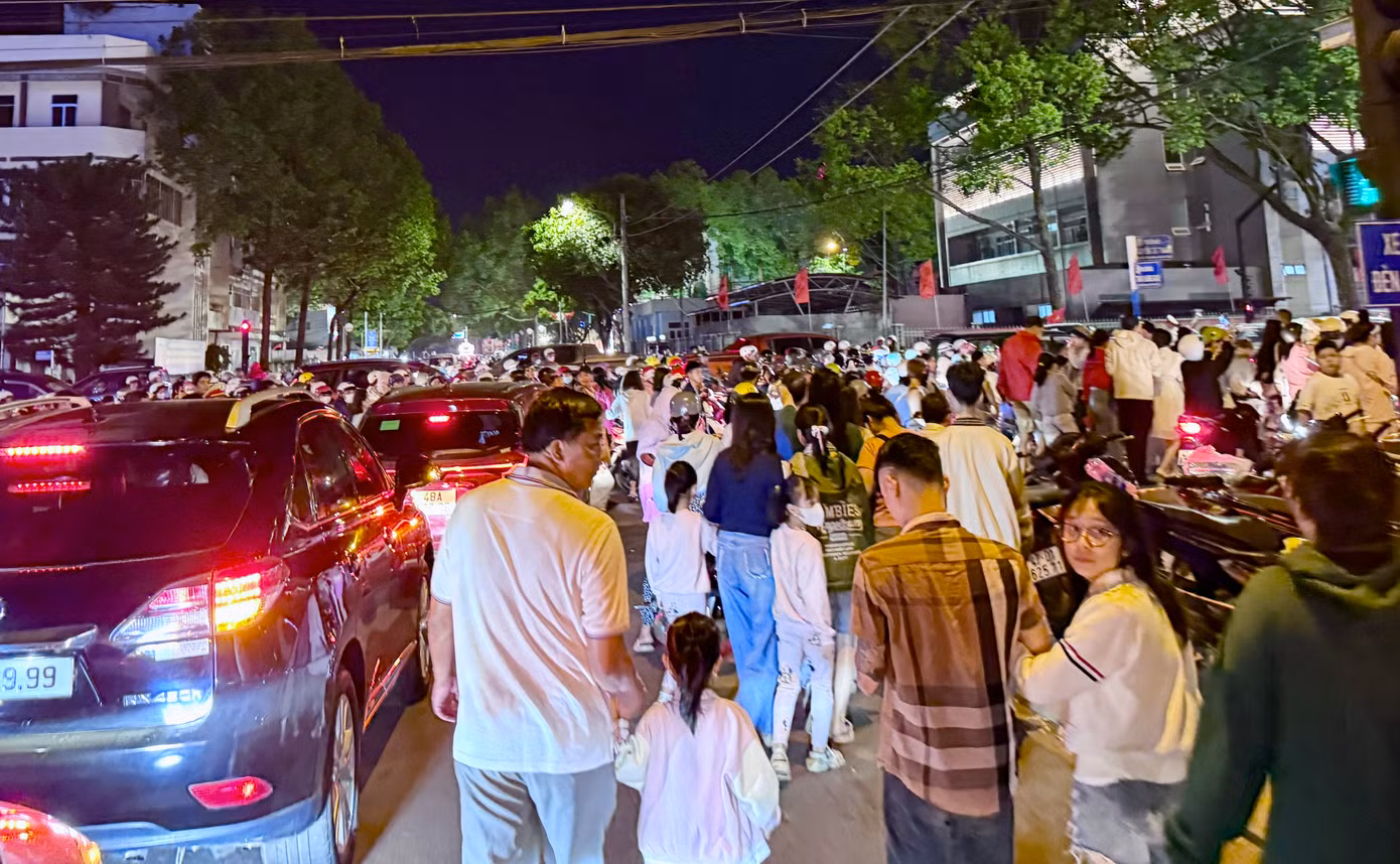 Dòng người đổ xuống đường khiến các phương tiện tại nút giao Trần Hưng Đạo - Nguyễn Tất Thành không thể di chuyển.