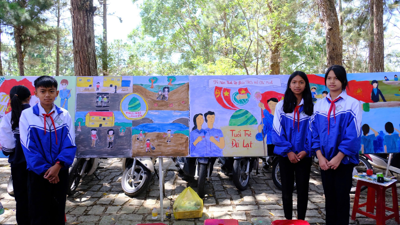 Đặc biệt, trong ngày hội xuất hiện nhiều tác phẩm vẽ về đoàn viên, thanh niên đầy màu sắc rực rỡ.