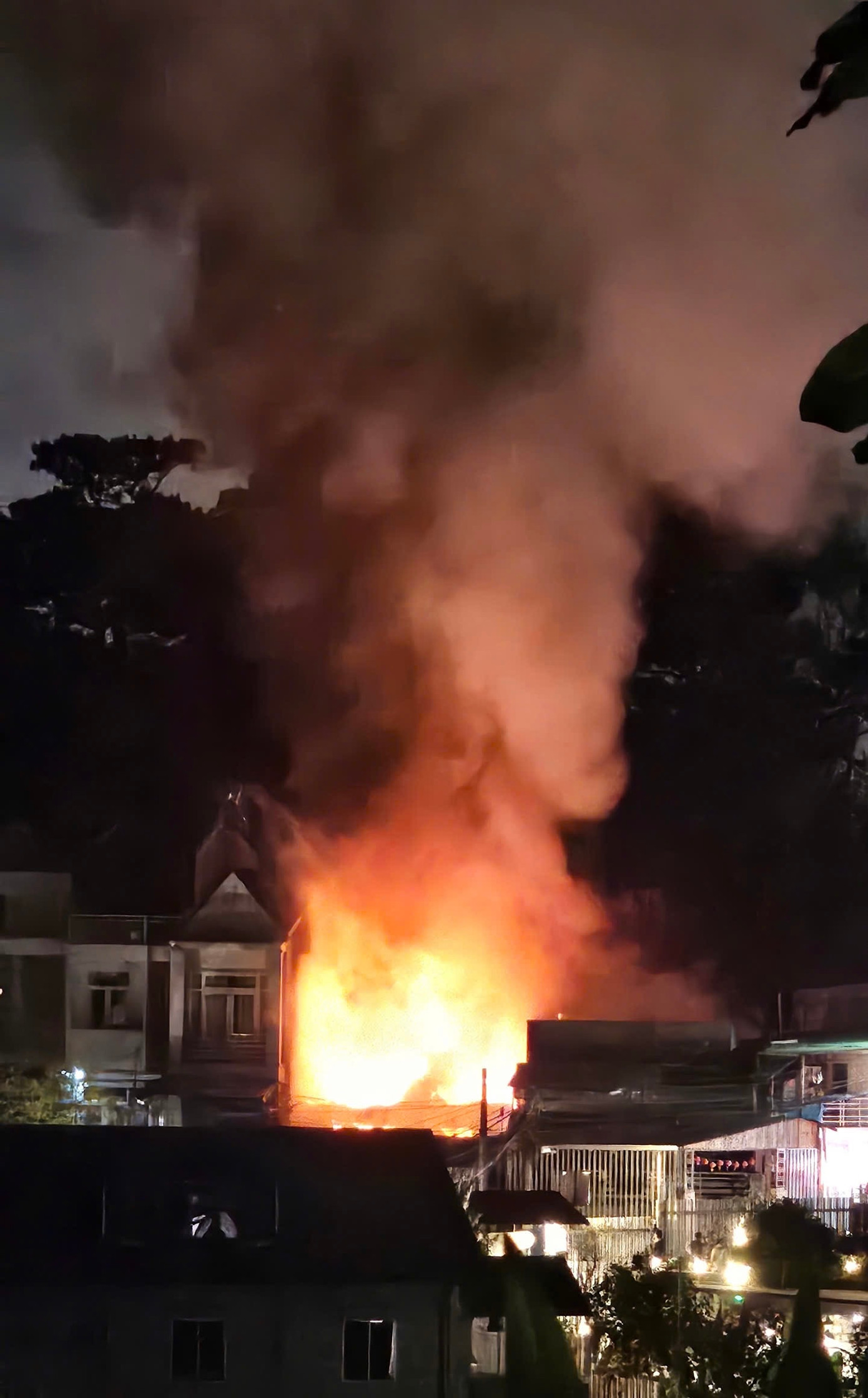 Cháy lớn ở kho chứa len rộng 200m2 giữa thành phố Đà Lạt. Cháy lớn ở kho chứa len rộng 200m2 giữa thành phố Đà Lạt.