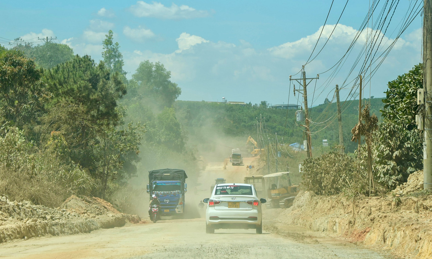 Dự án được khởi công vào tháng 4/2024 với tổng mức đầu tư hơn 1.400 tỷ đồng từ nguồn vốn ngân sách. Sau hoàn thành, dự án sẽ thúc đẩy kết nối, phát triển kinh tế - xã hội của Lâm Đồng và Bình Thuận, cũng như khu vực Tây Nguyên - Nam Trung bộ nói chung.