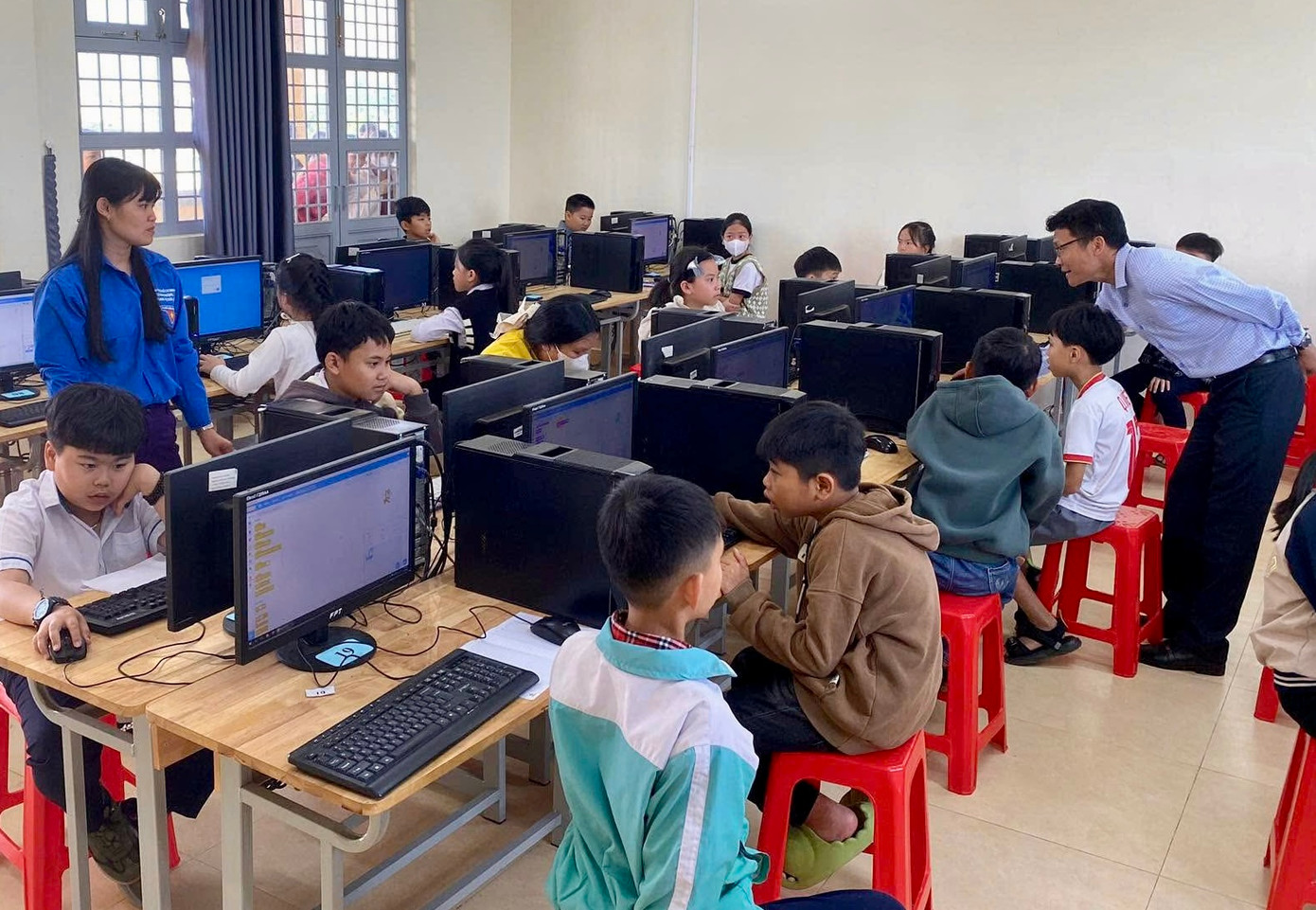 Các đội hình “Bình dân học vụ số” đã giúp 9.700 người dân tiếp cận kỹ năng số.