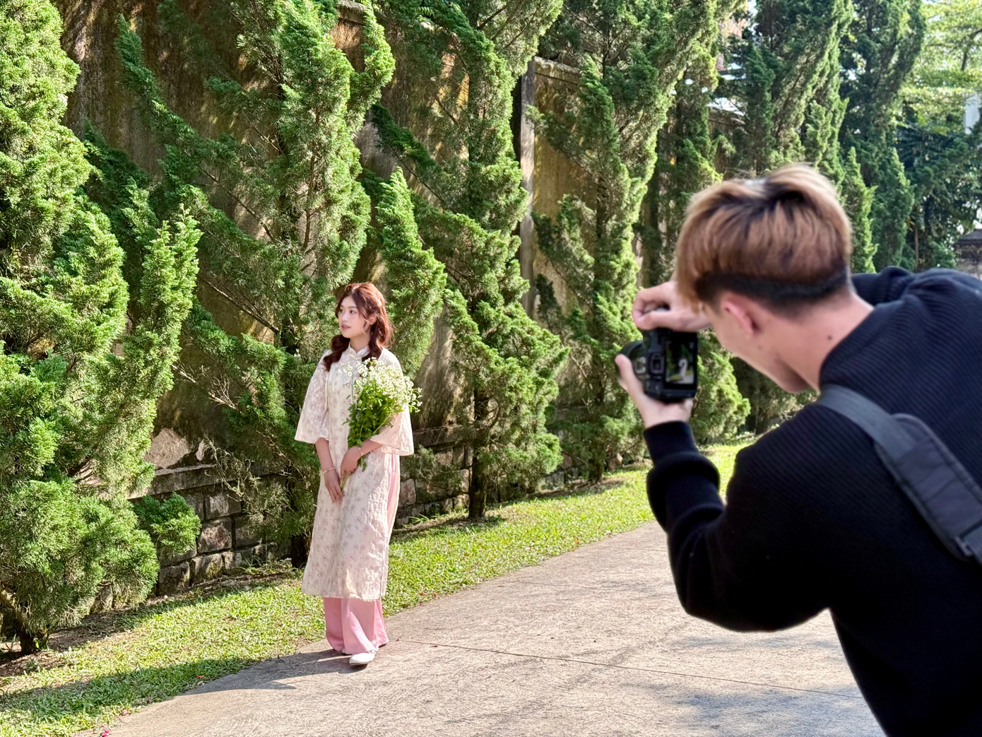 Sở hữu khuôn viên rộng hơn 6.300m², chùa Lâm Tỳ Ni có không gian yên tĩnh và thoáng đãng. Điểm nhấn là bãi cỏ rộng phía trước, cùng nhiều hàng trúc xanh rì và hai cây bồ đề cổ thụ đứng vững chãi bên chánh điện.