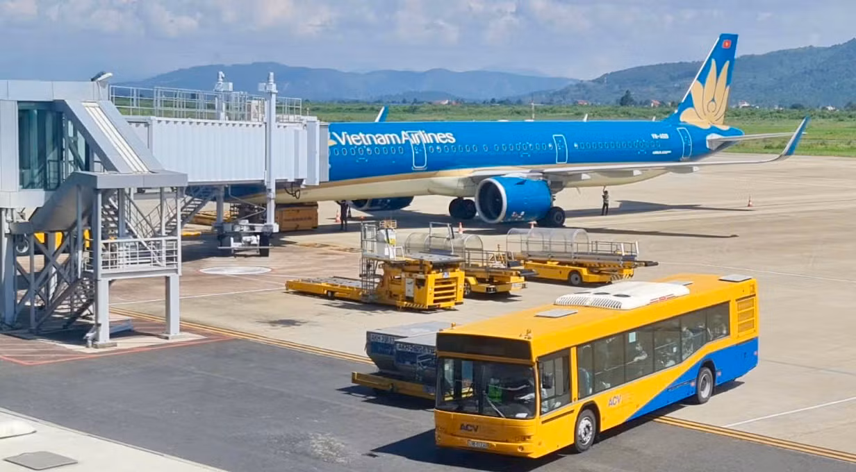 Sân bay Liên Khương phục vụ khoảng 2,5 triệu lượt khách mỗi năm. Sân bay Liên Khương phục vụ khoảng 2,5 triệu lượt khách mỗi năm.