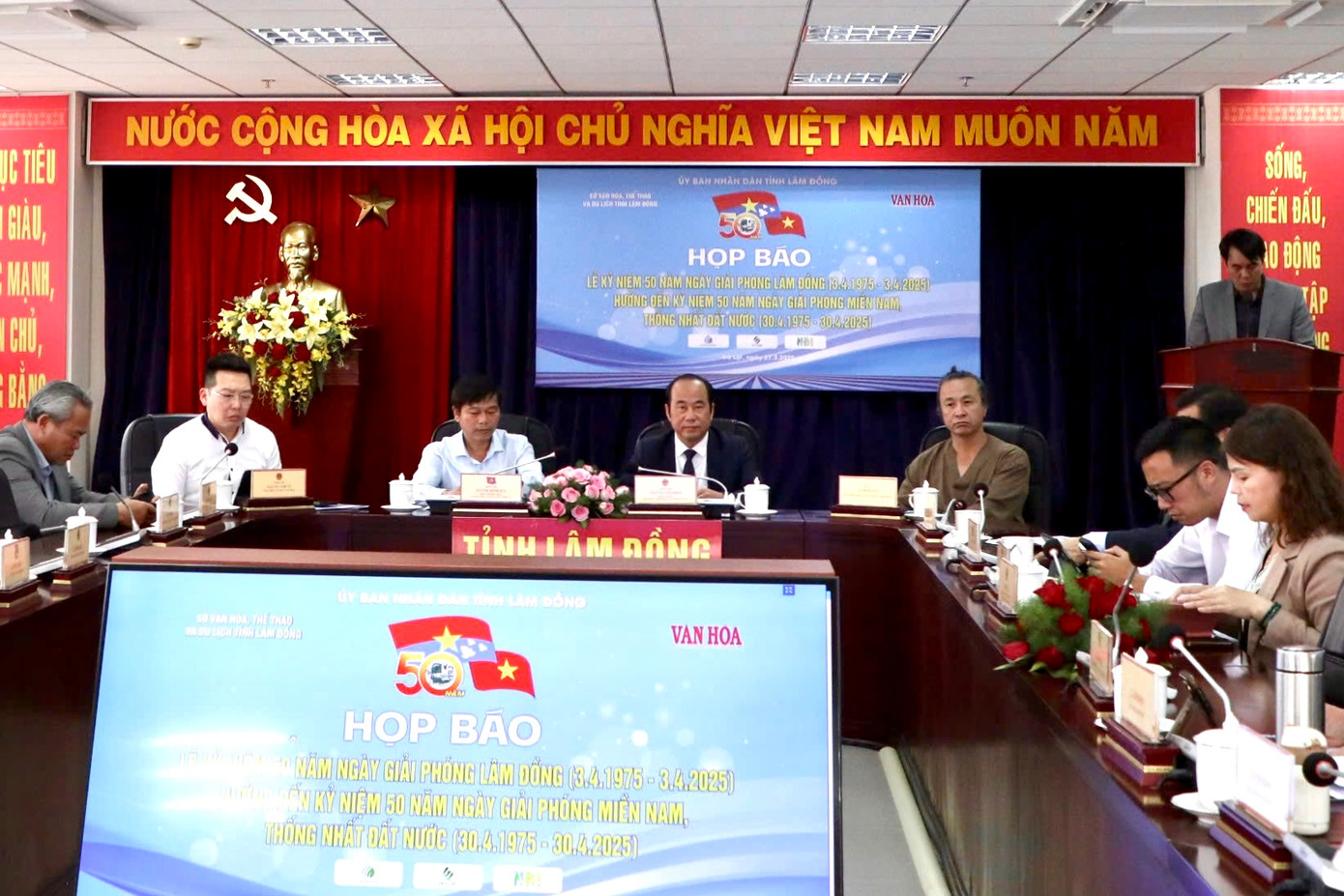 Toàn cảnh buổi họp báo thông tin các hoạt động kỷ niệm 50 năm ngày giải phóng tỉnh Lâm Đồng.