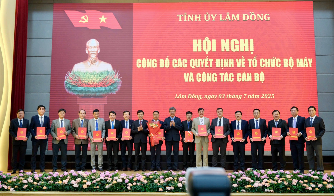 Lãnh đạo tỉnh Lâm Đồng tỉnh trao quyết định bổ nhiệm lãnh Sở Nông nghiệp và Môi trường tỉnh.