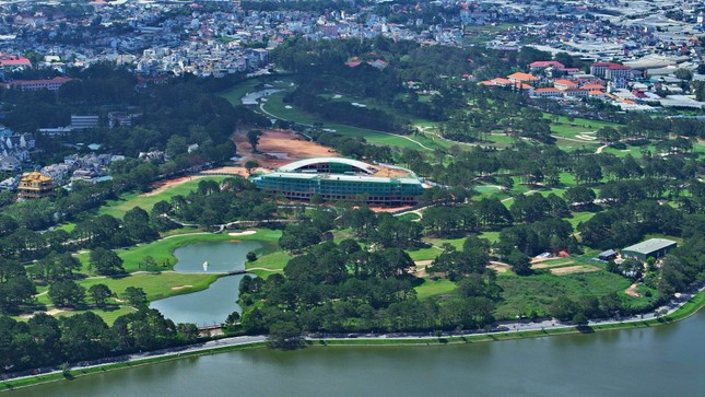 Theo UBND tỉnh Lâm Đồng, trong quá trình đầu tư, xây dựng tòa nhà câu lạc bộ golf, chủ đầu tư đã để xảy ra 5 sai phạm, vi phạm.