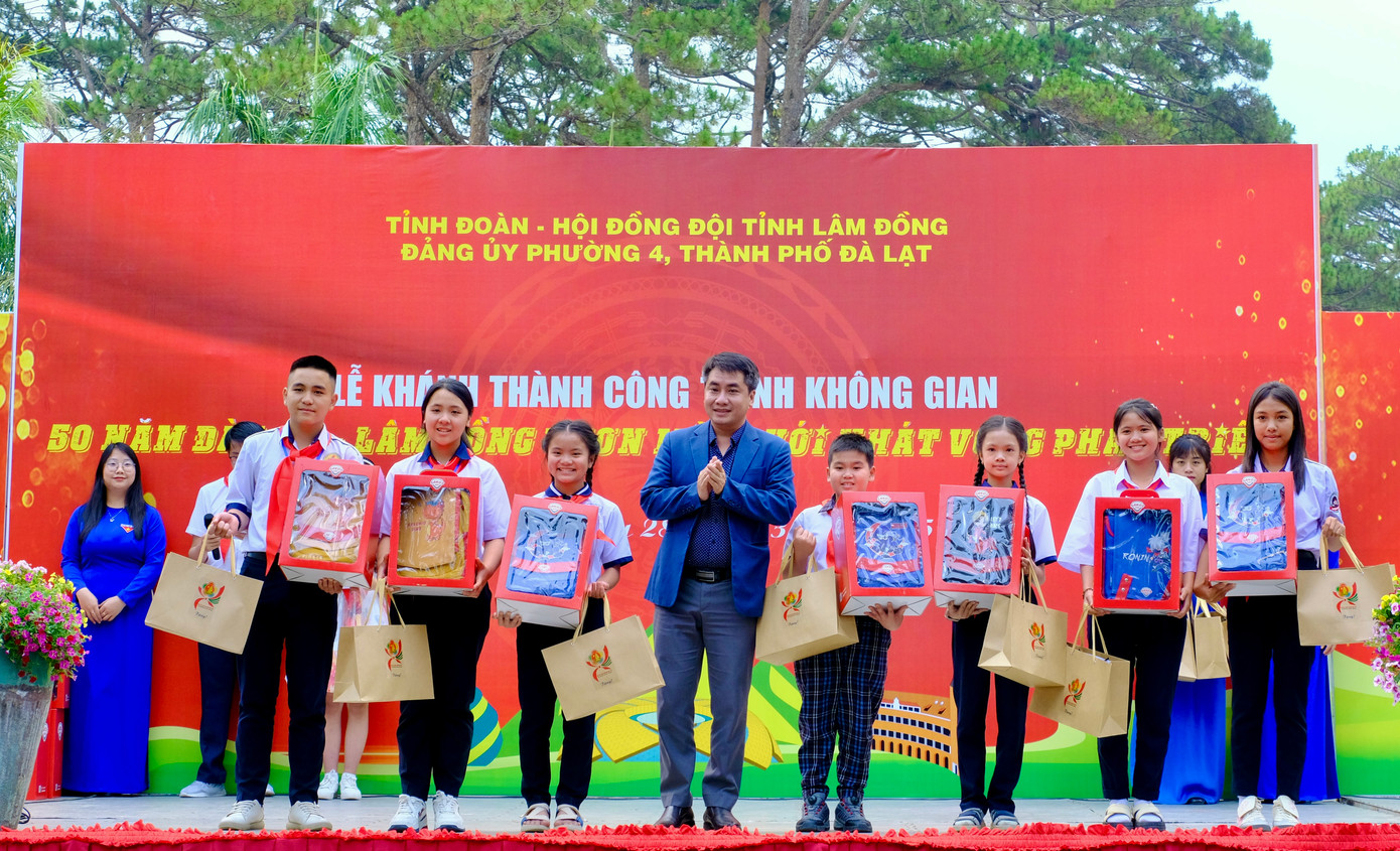 Ban Tổ chức trao tặng 84 ba lô cho 84 đại biểu thiếu nhi được tuyên dương Cháu ngoan Bác Hồ cấp tỉnh.