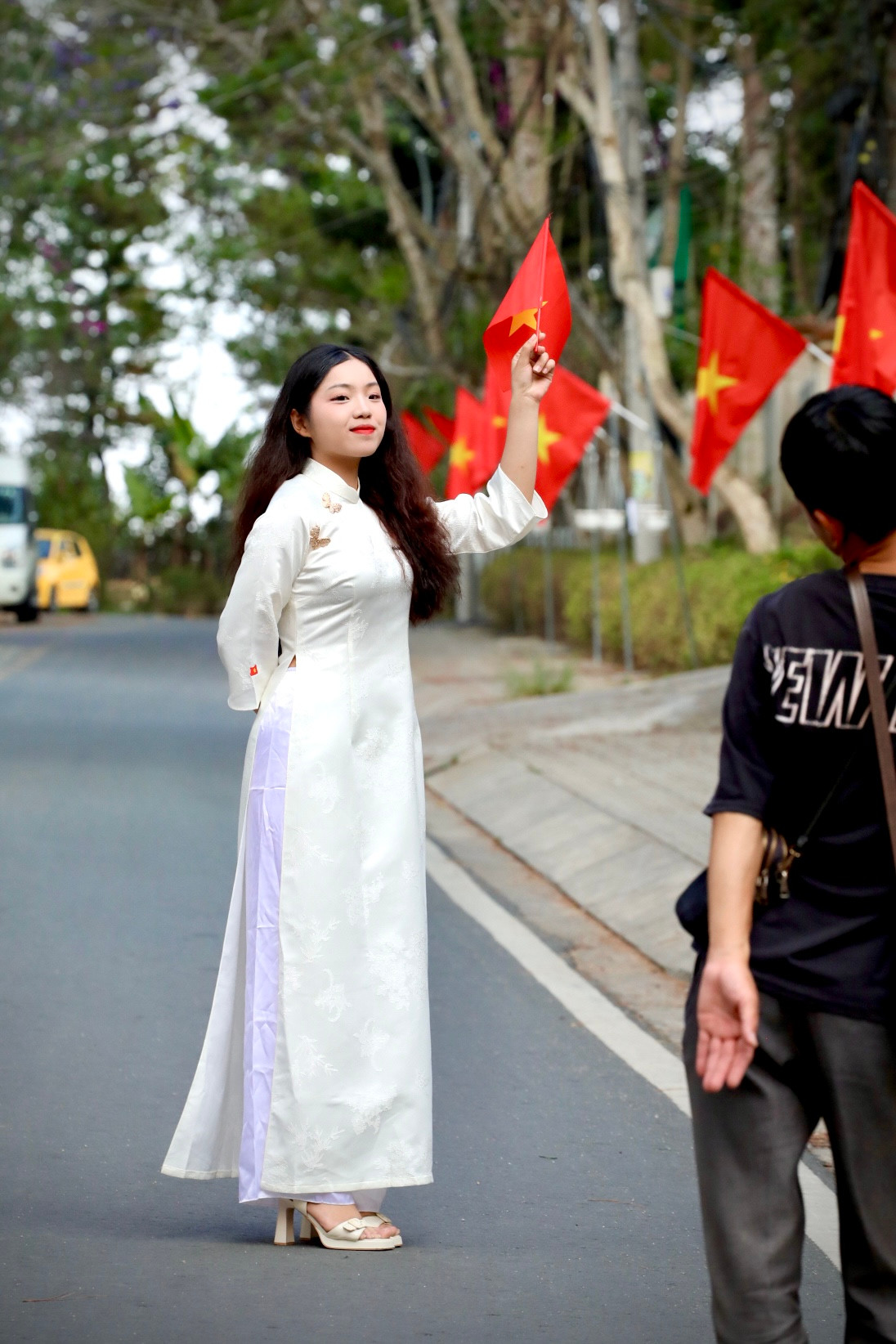 Những tà áo dài tung bay trong gió, hòa cùng sắc đỏ sao vàng trên con đường đẹp nhất Đà Lạt.