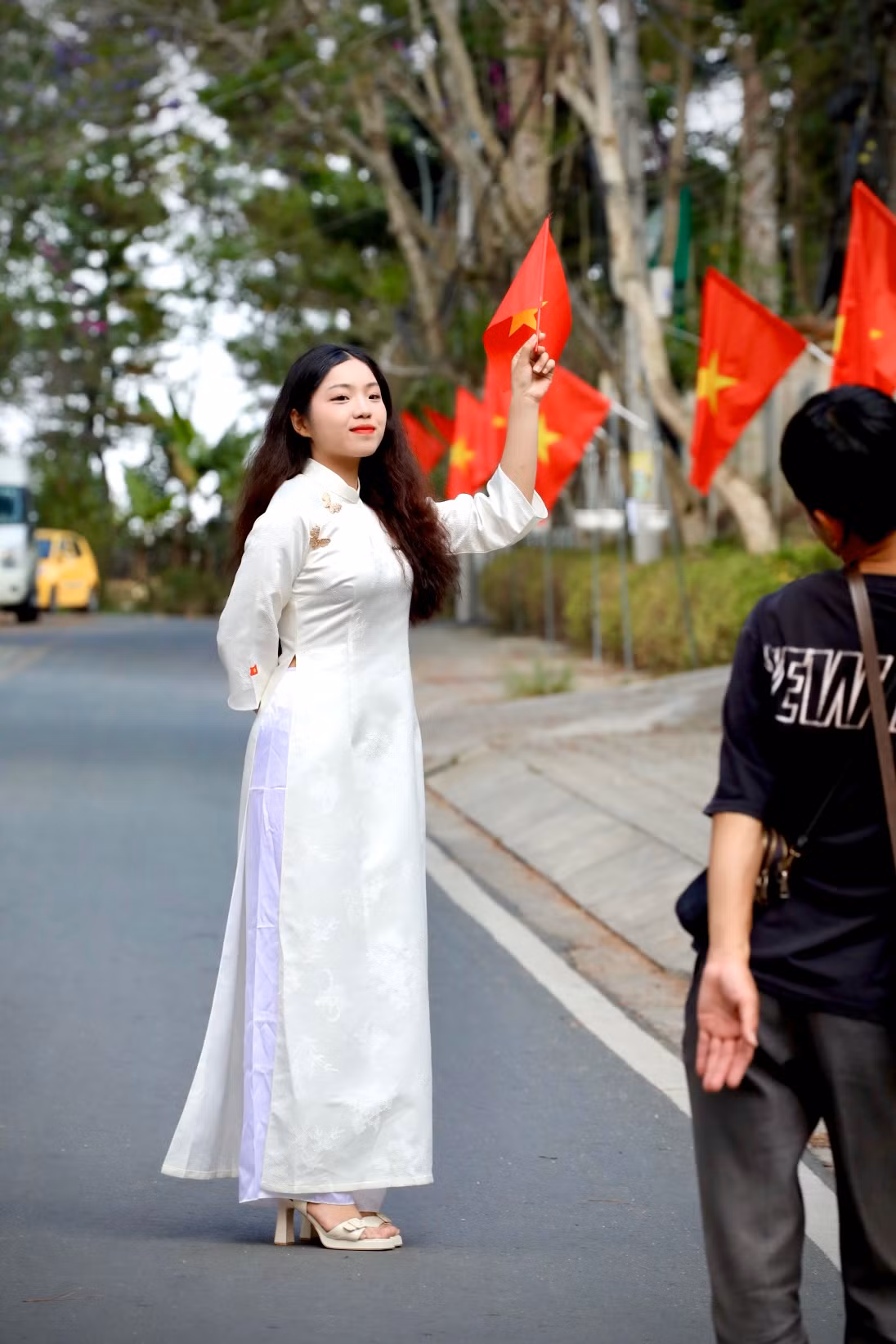 Những tà áo dài tung bay trong gió, hòa cùng sắc đỏ sao vàng trên con đường đẹp nhất Đà Lạt.