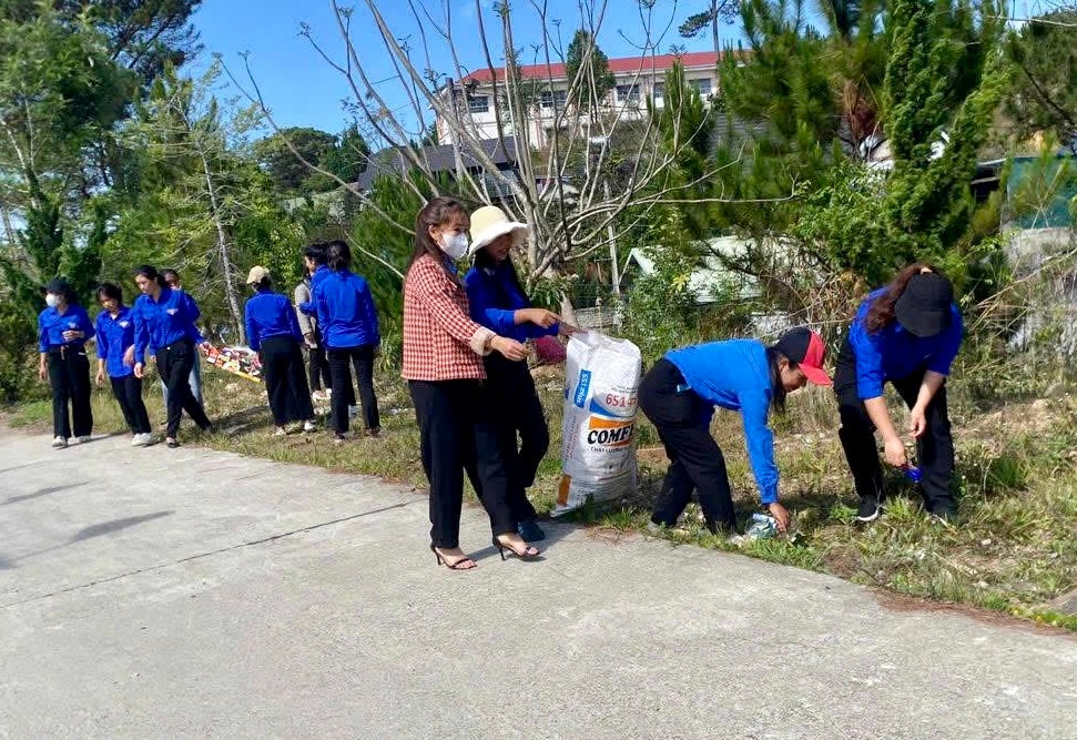 Ra quân dọn dẹp vệ sinh môi trường tại xã Lát.