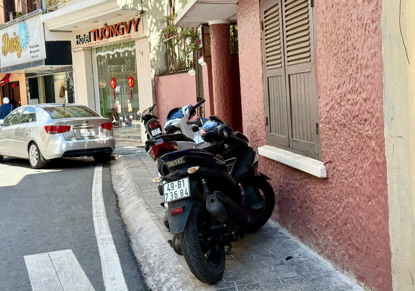 Theo ghi nhận của PV ngày 13/1, trên tuyến đường một chiều Nguyễn Văn Trỗi, người dân vẫn vô tư đậu xe sai quy định, lấn chiếm vỉa hè.