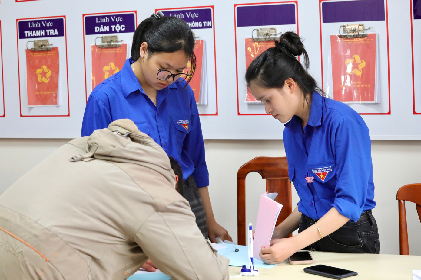 “Mỗi ngày em gặp khá nhiều bác lớn tuổi còn lúng túng khi thao tác trên máy, thậm chí có người không biết phải bắt đầu từ đâu. Tụi em luôn cố gắng hướng dẫn từng bước một, kiên nhẫn lắm, vì biết đây là lần đầu nhiều người tiếp cận với thủ tục hành chính hiện đại như thế này”, Hiền vui vẻ chia sẻ.