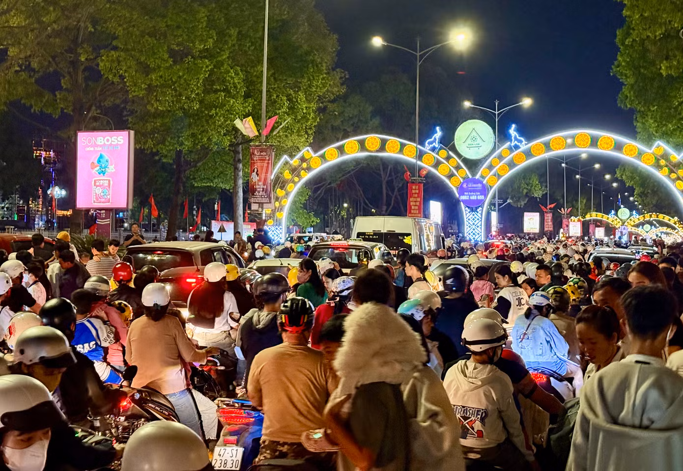Dòng người đổ về Quảng trường 10-3 ngày càng đông.