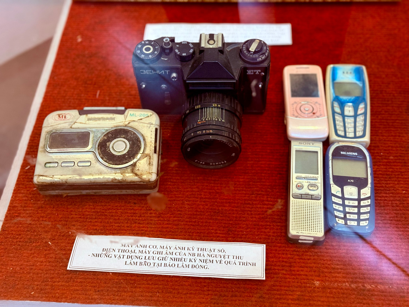 Máy ảnh cơ, máy ảnh kỹ thuật số, điện thoại và máy ghi âm - những phương tiện tác nghiệp của nhà báo Hà Nguyệt Thu trong suốt quá trình công tác tại Báo Lâm Đồng.