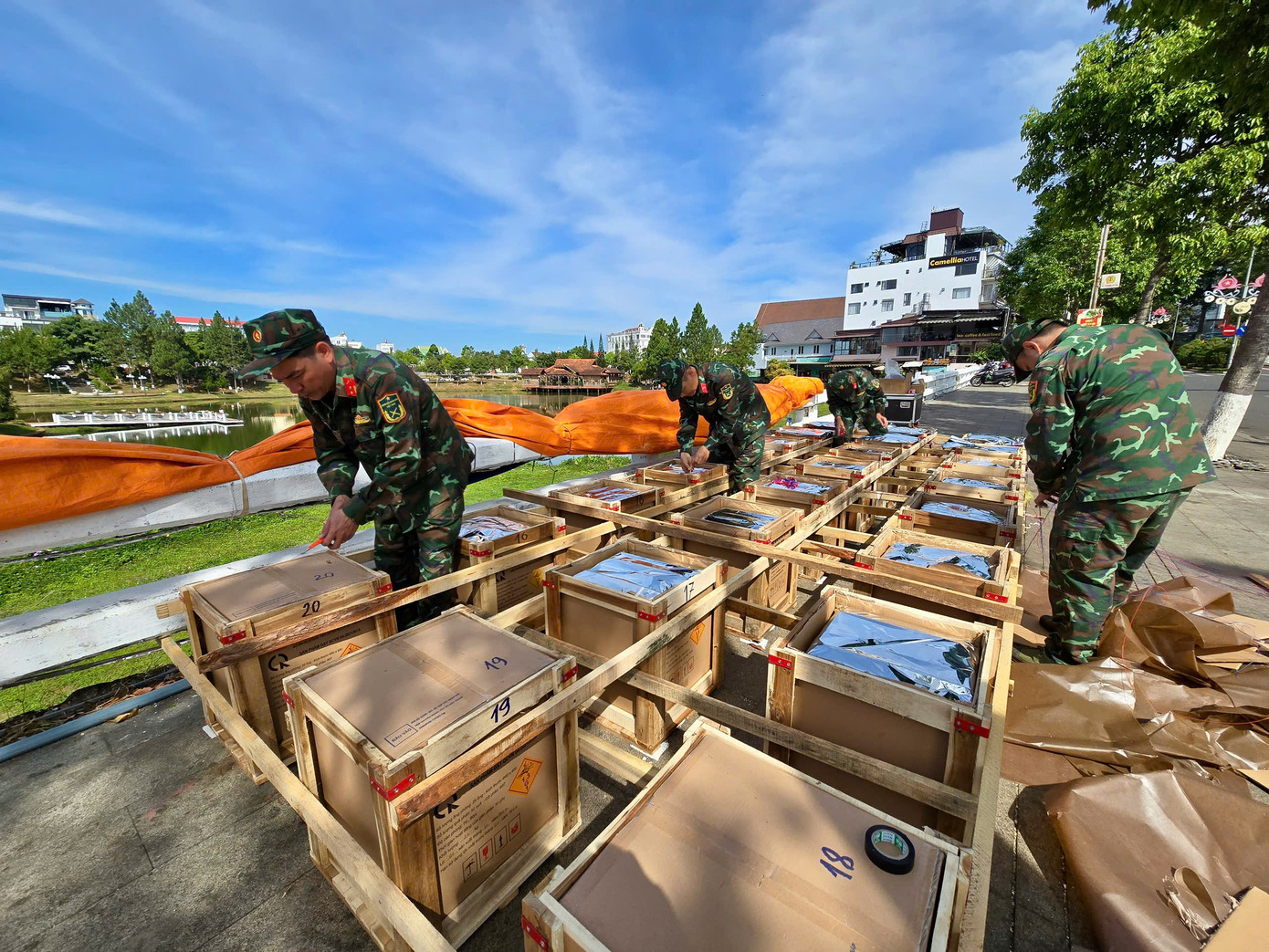 TP Bảo Lộc bắn pháo hoa ở khu vực hồ Bảo Lộc với 120 giàn pháo hoa tầm thấp. TP Bảo Lộc bắn pháo hoa ở khu vực hồ Bảo Lộc với 120 giàn pháo hoa tầm thấp.