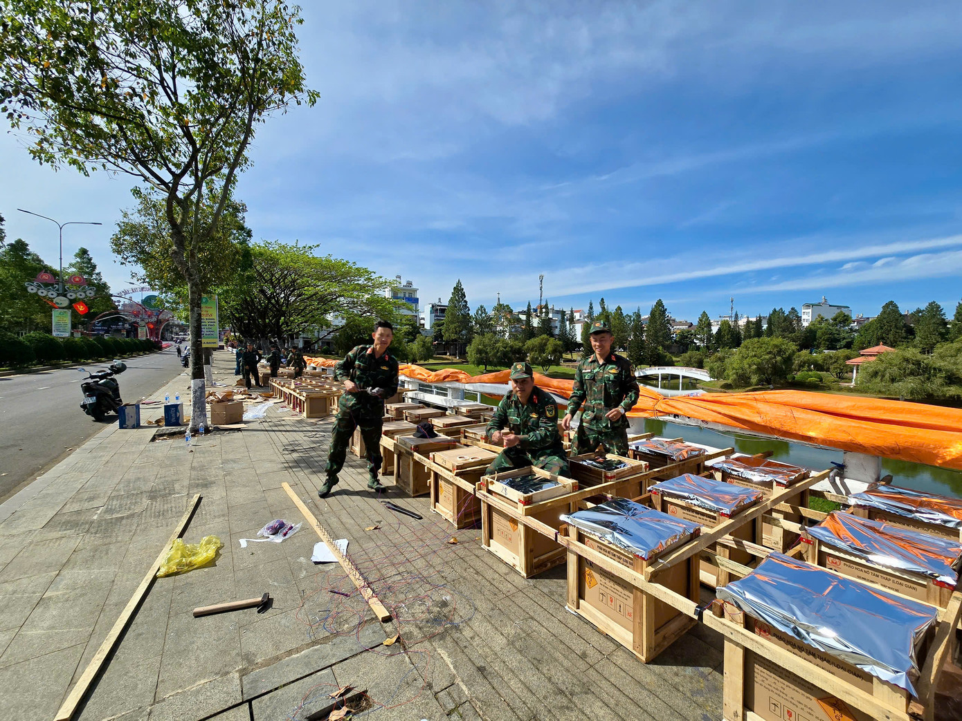 TP Bảo Lộc bắn pháo hoa ở khu vực hồ Bảo Lộc với 120 giàn pháo hoa tầm thấp. TP Bảo Lộc bắn pháo hoa ở khu vực hồ Bảo Lộc với 120 giàn pháo hoa tầm thấp.