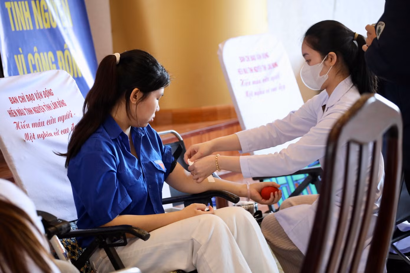 Đoàn viên thanh niên trên địa bàn TP Đà Lạt xung phong hiến máu sớm để tiếp tục công việc hỗ trợ ngày hội.