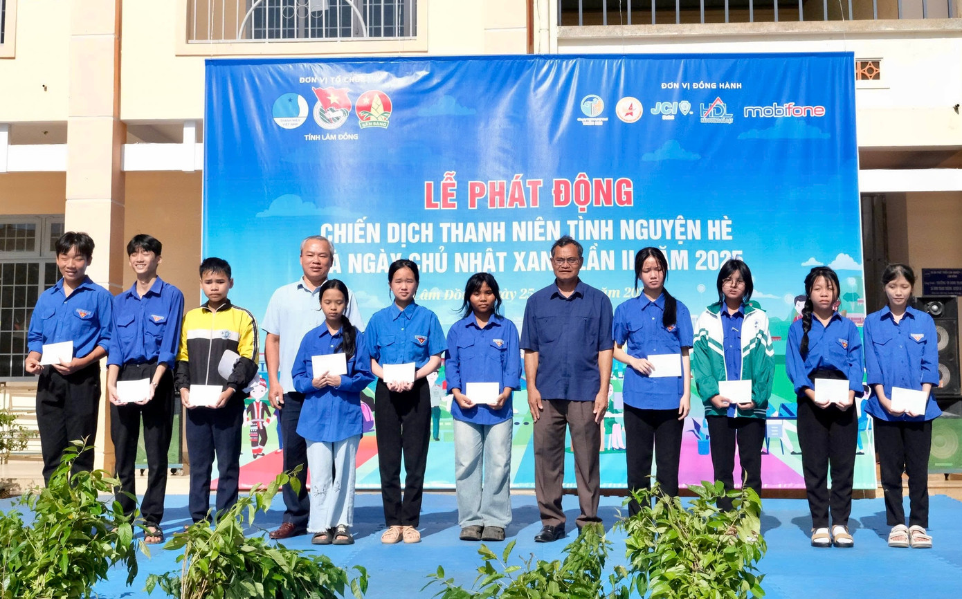 Với chủ đề &quot;Tuổi trẻ Lâm Đồng tình nguyện vì cộng đồng&quot;, chiến dịch năm nay được tổ chức theo 1 chương trình và 4 chiến dịch trọng điểm: Tiếp sức mùa thi, Mùa hè xanh dành cho sinh viên; Hoa phượng đỏ cho học sinh THPT; Kỳ nghỉ hồng cho thanh niên công nhân và Hành quân xanh dành cho lực lượng vũ trang trẻ.