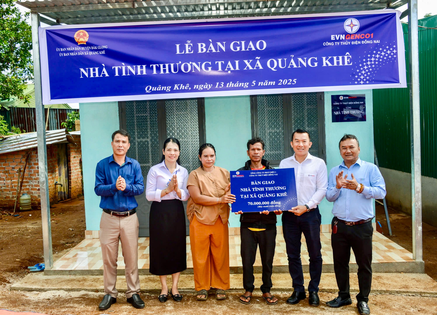 Bàn giao nhà tình thương cho gia đình bà K’Sia - hộ dân nghèo có hoàn cảnh đặc biệt khó khăn.