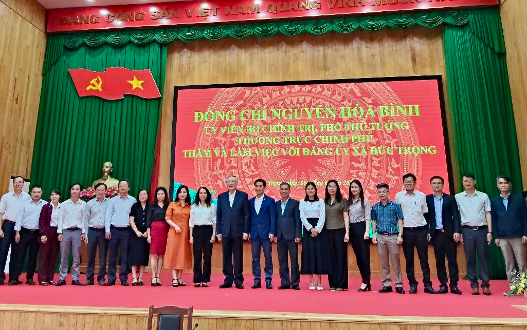 Phó Thủ tướng chụp hình lưu niệm cùng Đảng bộ xã Đức Trọng.