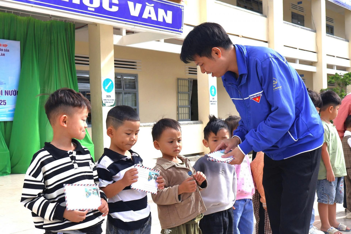 Trao tặng học bổng và quà cho các em thiếu niên, nhi đồng.