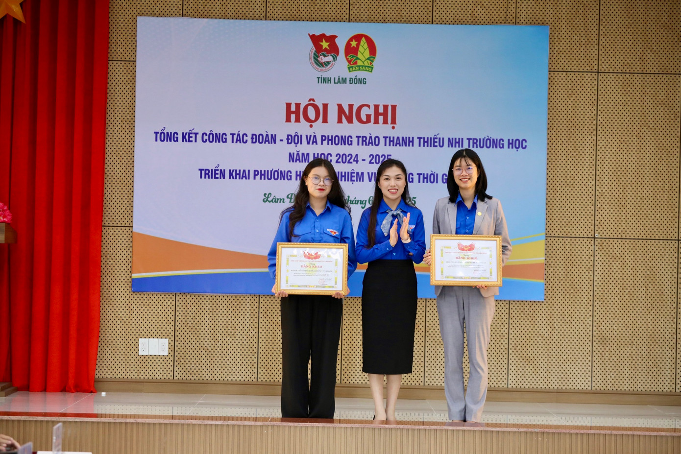 Trao tặng bằng khen, Kỷ niệm chương &apos;Vì thế hệ trẻ&apos; cho các cá nhân xuất sắc.