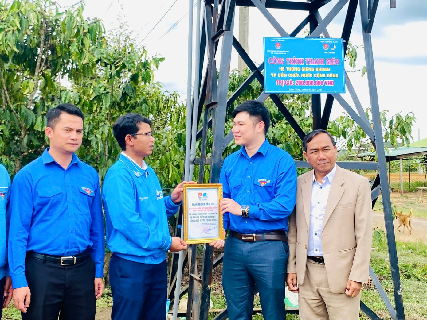 Tuổi trẻ Lâm Đồng trao tặng 2 giếng nước sạch, cung cấp nguồn nước ổn định cho người dân.