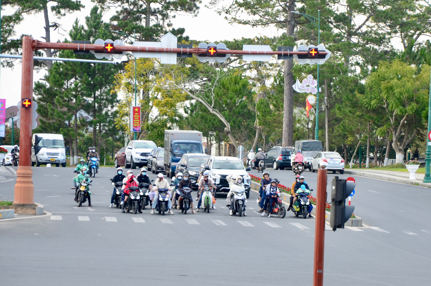 Tại giao lộ đường Trần Hưng Đạo - Ba Tháng Tư - Hồ Tùng Mậu (phường 3, TP Đà Lạt) vốn có mật độ phương tiện cao, thường xuyên xảy ra ùn tắc.