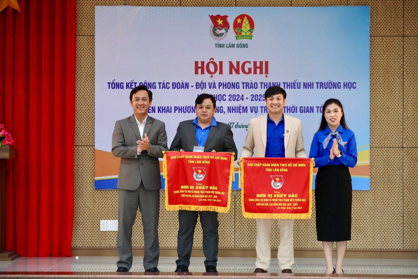 Tặng Cờ thi đua xuất sắc cho các đơn vị xuất sắc.