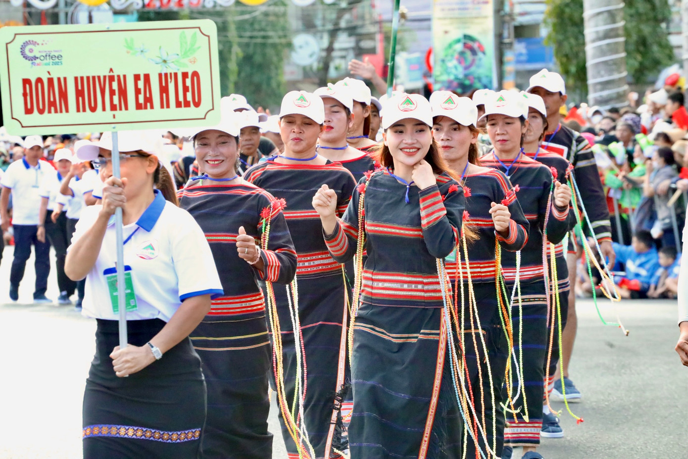 Đoàn 15 huyện, thị xã, thành phố Buôn Ma Thuột phấn khởi diễu hành qua tượng đài.