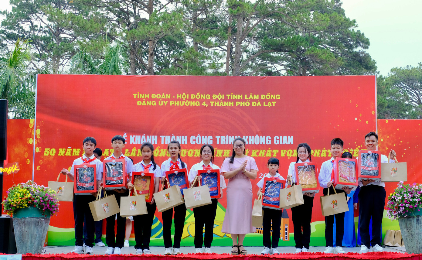 Ban Tổ chức trao tặng 84 ba lô cho 84 đại biểu thiếu nhi được tuyên dương Cháu ngoan Bác Hồ cấp tỉnh.