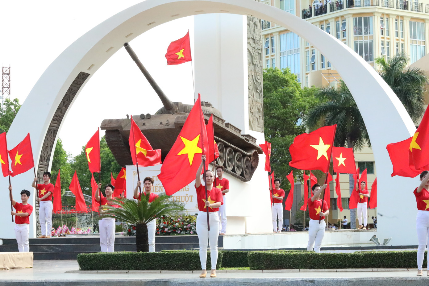 Cờ Tổ quốc bay phất phới dưới Tượng đài Chiến thắng Buôn Ma Thuột.