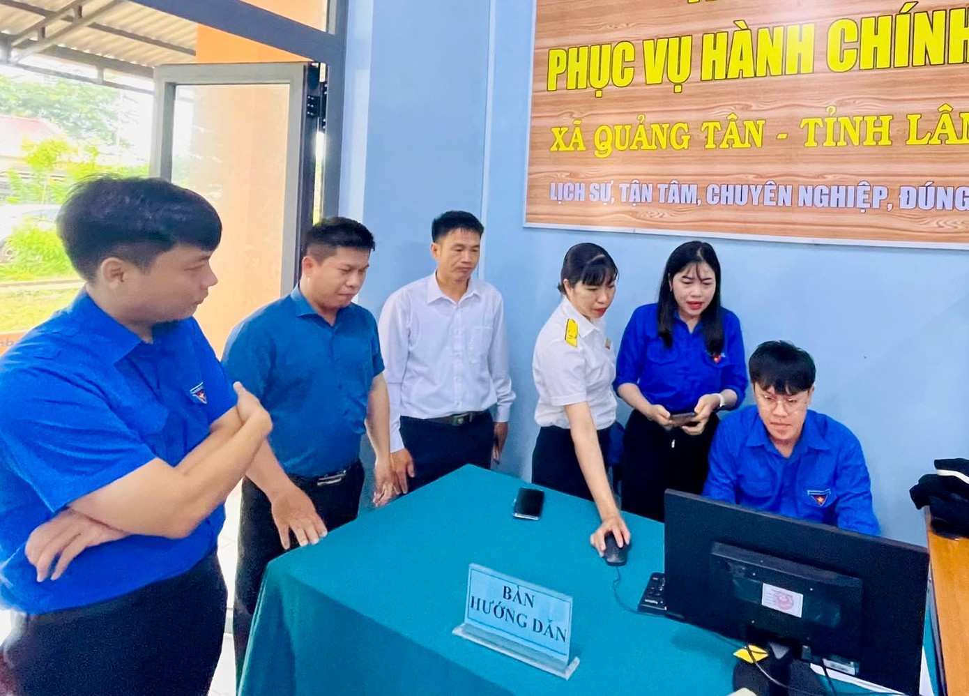 Cũng trong sáng 7/7, Thường trực Tỉnh Đoàn Lâm Đồng đã thành lập các đoàn công tác đến thăm, động viên các đội hình. Tại các cơ sở, Thường trực Tỉnh Đoàn Lâm Đồng ghi nhận tinh thần trách nhiệm, thái độ tận tụy và nỗ lực học hỏi của lực lượng trẻ khi đồng hành cùng chính quyền địa phương trong công cuộc chuyển đổi số và cải cách hành chính.