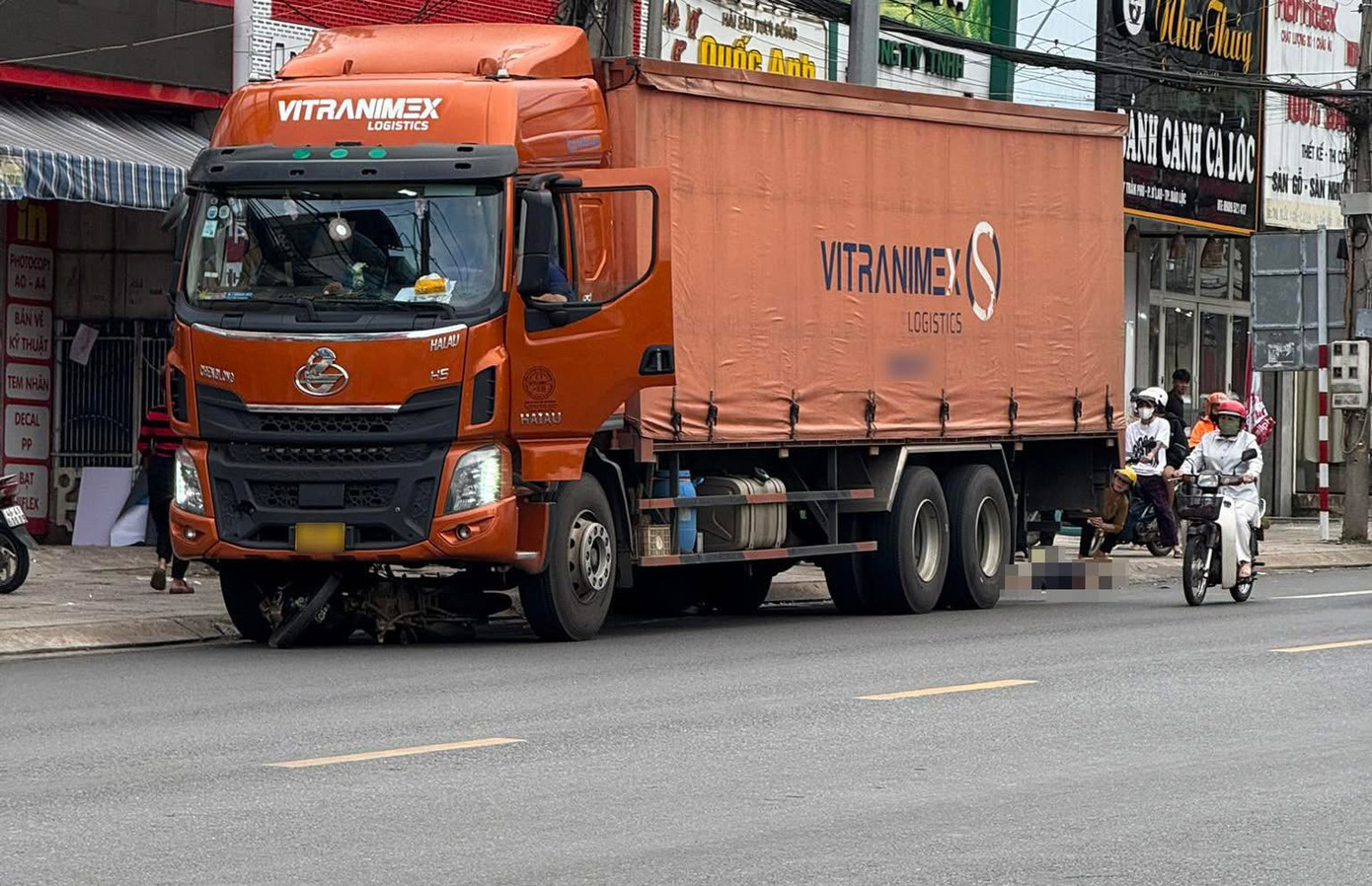 Người đàn ông cùng chiếc xe máy bị cuốn vào gầm dẫn đến tử vong. Người đàn ông cùng chiếc xe máy bị cuốn vào gầm dẫn đến tử vong.