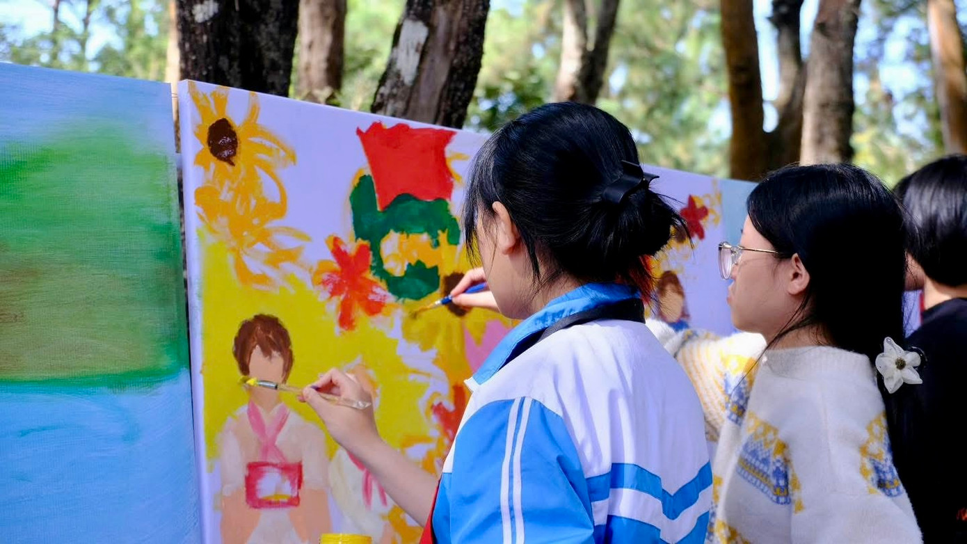 Tại ngày hội, các em học sinh khối tiểu học và lớp năng khiếu tham gia vẽ tranh theo hình thức cá nhân, học sinh THCS tham gia phần thi vẽ tranh tập thể.