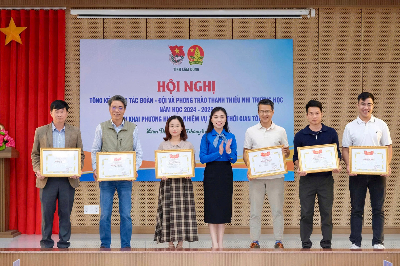 Dịp này, Hội đồng Đội tỉnh Lâm Đồng đã trao tặng Bằng khen cho các phóng viên, trong đó có phóng viên Báo Tiền Phong.