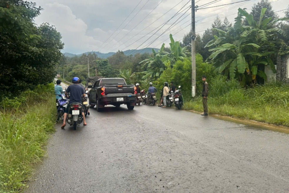 Khu vực phát hiện thi thể người đàn ông trong tư thế treo cổ. Khu vực phát hiện thi thể người đàn ông trong tư thế treo cổ.