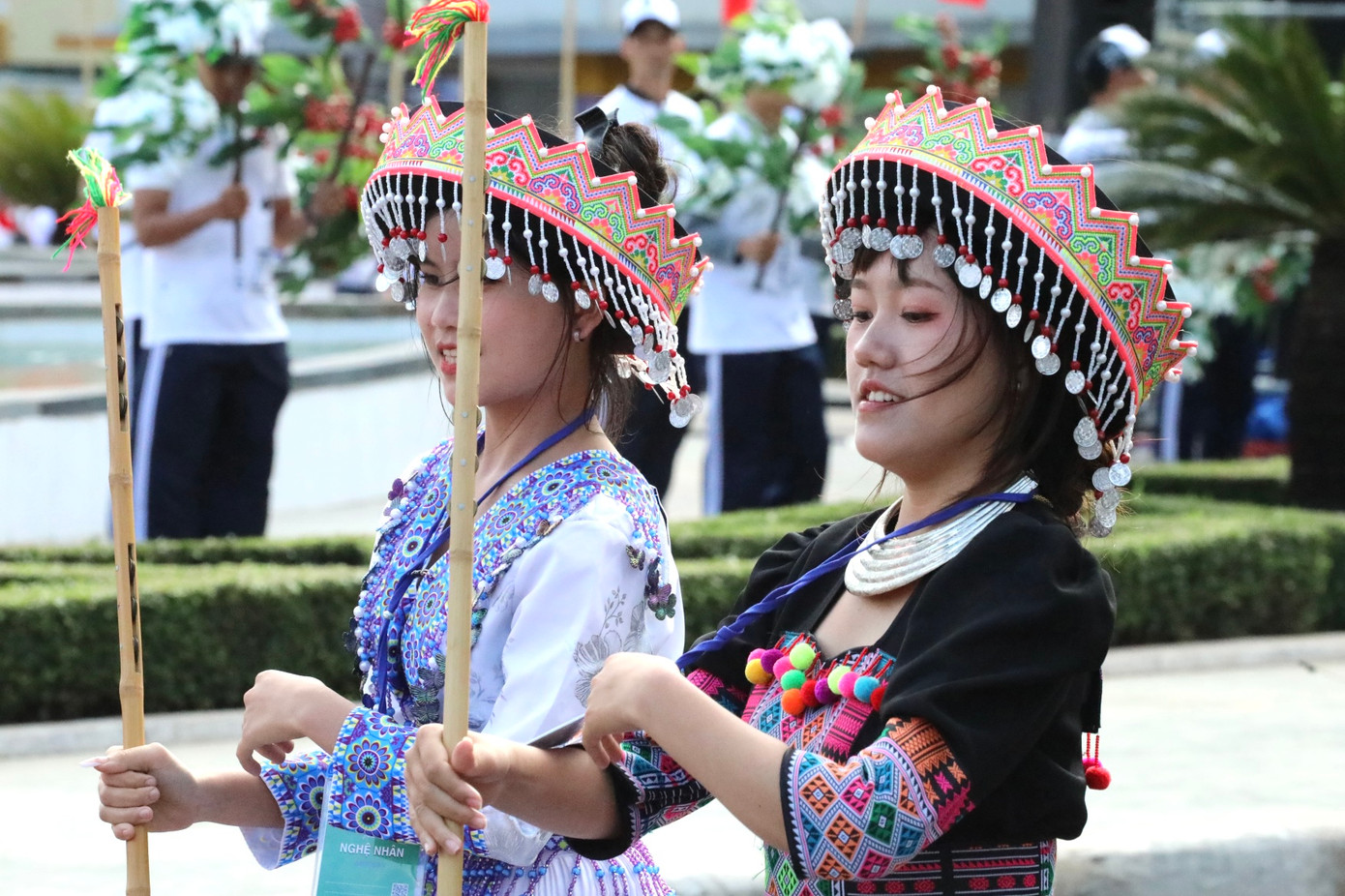 Lung linh sắc màu các bộ trang phục dân tộc.