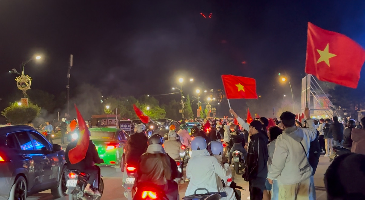 Hàng nghìn lá cơ Tổ quốc bay phấp phới trên các tuyến đường. Ảnh: Thái Lâm