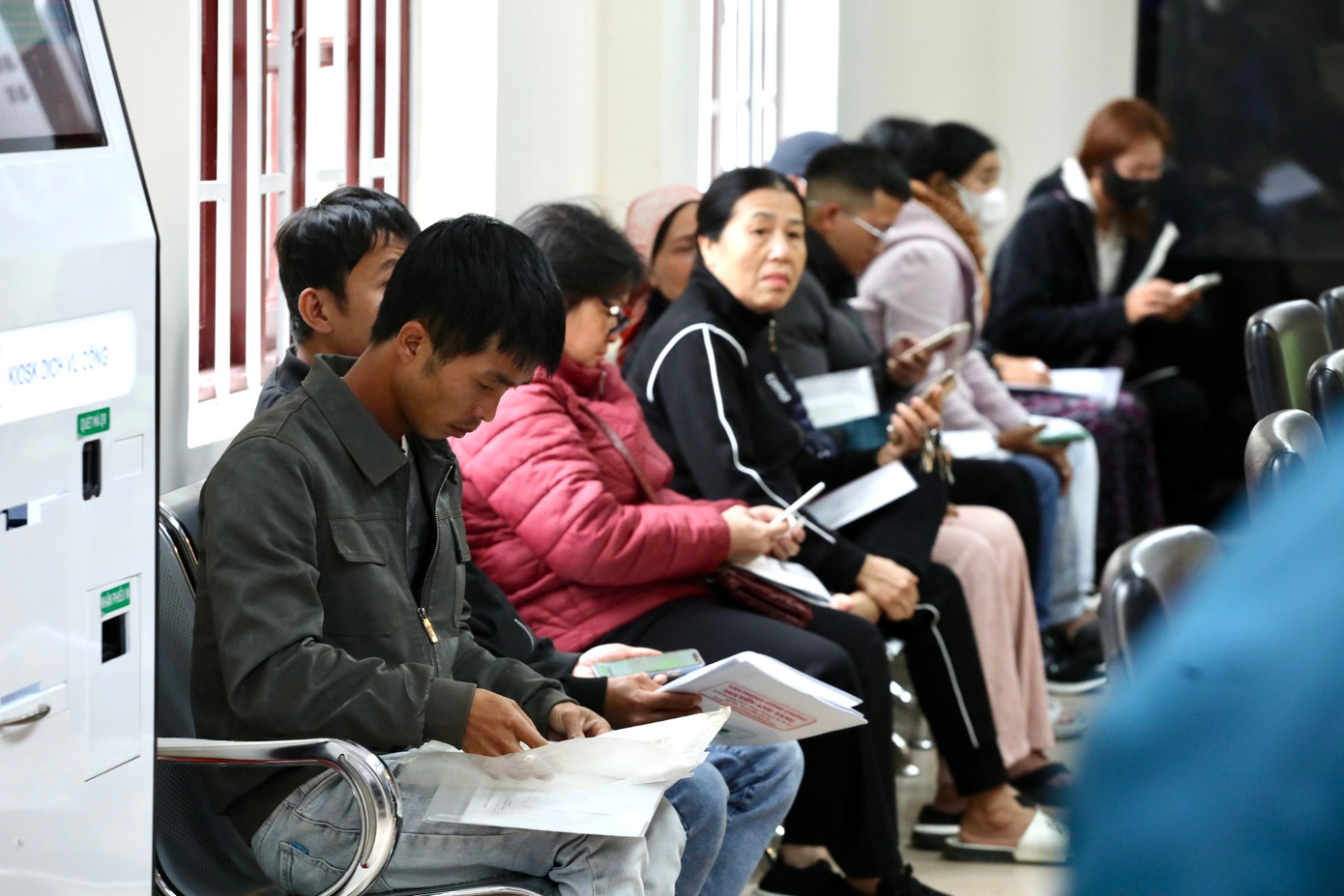 “Ra về, người dân rất vui vẻ, hài lòng khi có các ĐVTN hỗ trợ kê khai, hướng dẫn đến đúng cửa xử lý. Không chỉ giúp tiết kiệm thời gian, các bạn trẻ còn giúp bà con, nhất là người lớn tuổi, đồng bào dân tộc thiểu số tiếp cận với quy trình hành chính mới một cách dễ dàng và thân thiện hơn&quot;, ông Tuấn Anh nói.